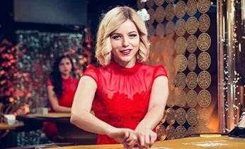 Bàn chơi Texas Hold'em với các lá bài cộng đồng và chip